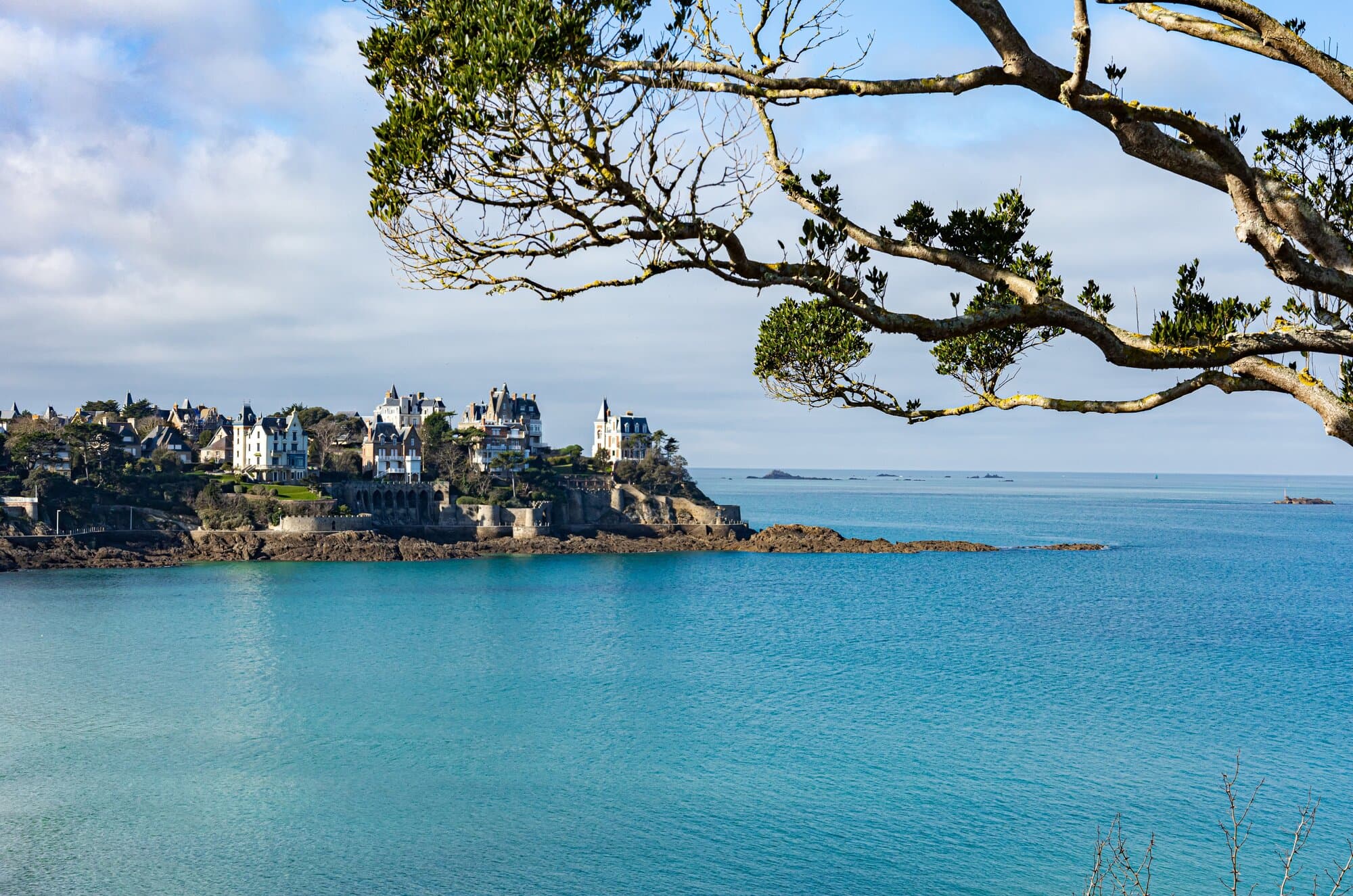 Plage de l'Écluse in Dinard on low tides at beginning of spring. In the picture it's also visible Villa Les Roches Brunes, it was built by the architect Alexandre Angier in 1893
